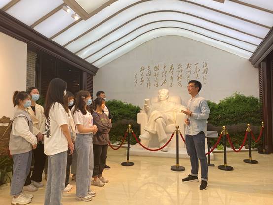 说明: E:\p站视频
重要获奖\照片素材\2、“法学+宪法”\五四宪法讲解.jpg