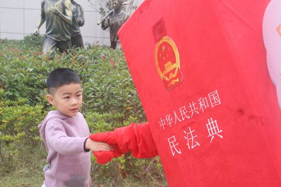 说明: E:\p站视频
重要获奖\照片素材\1、“保驾护航”普法宣传照片\2020年11月赴钱塘新区少年宫开展普法志愿服务活动现场.jpg